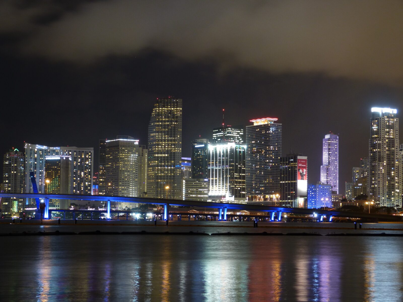 Miami skyline nocturno — inversión LATAM